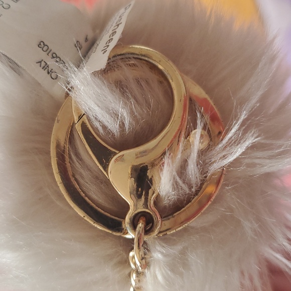 Pusheen Fluffy Pom Keychain - Picture 3 of 6